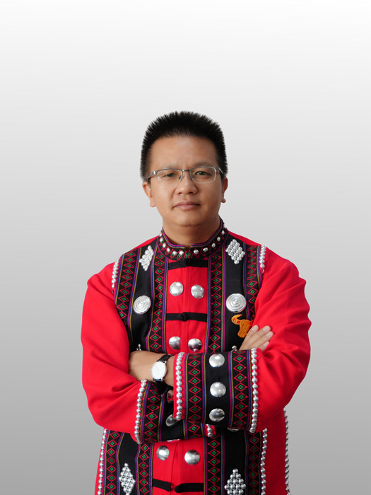 張偉鋒，佤族，1986年生，云南臨滄人。云南文學(xué)藝術(shù)館宣教部副主任。出版詩集《風(fēng)吹過原野》《遷徙之辭》等，曾獲云南文學(xué)藝術(shù)獎(jiǎng)、《北京文學(xué)》獎(jiǎng)等。