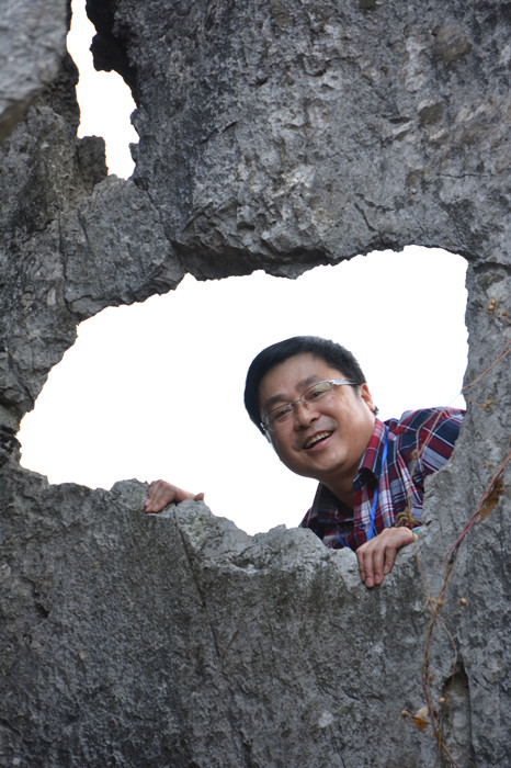 牧之，本名韋光榜，布依族，1963年生，貴州貞豐人。《萬(wàn)峰湖》雜志執(zhí)行主編。著有《魂系高原》《紙上人間》等。曾獲中國(guó)人口文化獎(jiǎng)、貴州民族文學(xué)金貴獎(jiǎng)等。