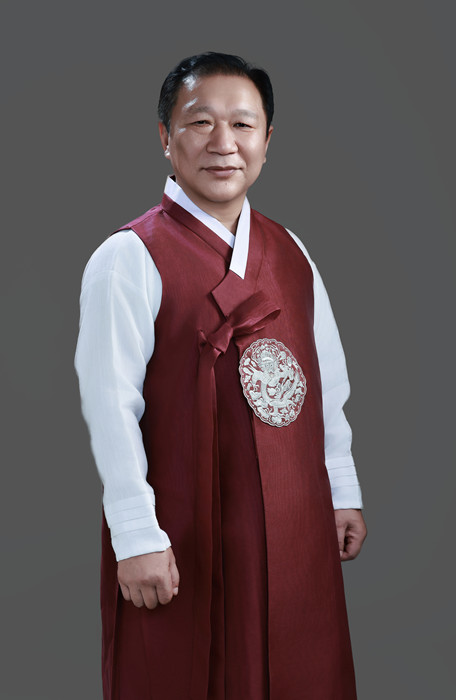 金榮健，朝鮮族，1963年生。曾任延邊人民出版社《文化時代》編輯部主編。出版詩集《晨山問候》《至水微瀾》《留在空位置的理由》等。曾獲吉林省長白山文藝獎、吉林省電視丹頂鶴獎最優(yōu)秀導(dǎo)演獎、全國少數(shù)民族廣播電視節(jié)目最優(yōu)秀導(dǎo)演獎等，被評為全國百佳電視藝術(shù)工作者。編劇及總策劃的舞劇《阿里郎花》獲中國少數(shù)民族舞蹈大賽金獎。