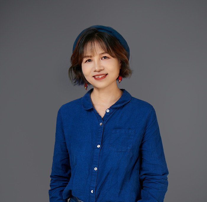 黃芳，壯族，1974年生，廣西貴港人。出版詩(shī)集《風(fēng)一直在吹》《仿佛疼痛》《聽(tīng)她說(shuō)》等。