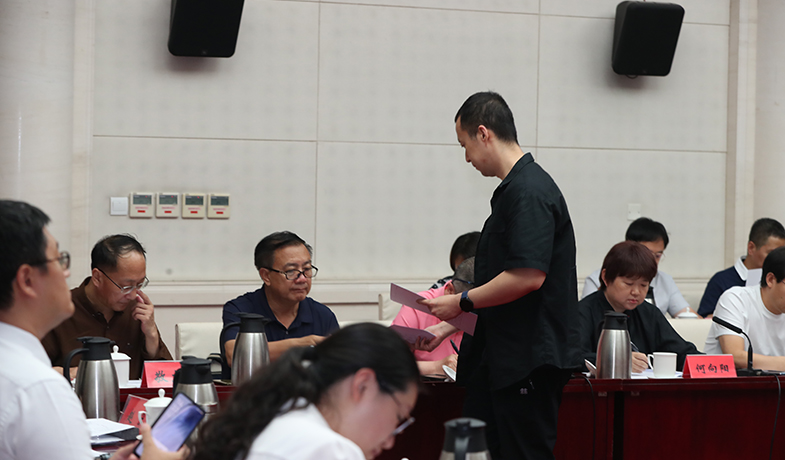 聯(lián)絡員分發(fā)選票