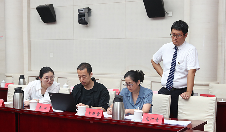 7月31日，工作人員在紀律監(jiān)察組和公證員的監(jiān)督下統(tǒng)計選票