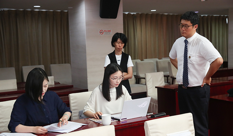 7月31日，工作人員在紀律監(jiān)察組和公證員的監(jiān)督下統(tǒng)計選票