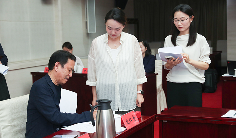 7月31日，評獎委員會主任李敬澤檢查選票統(tǒng)計情況并簽字