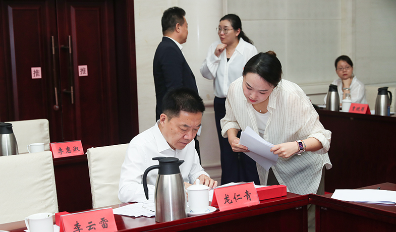 7月31日，紀律監(jiān)察組組長胡邦勝檢查選票統(tǒng)計情況并簽字