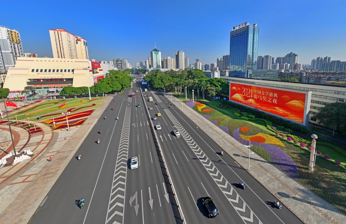 南寧民族廣場(chǎng)上LED顯示屏播放的宣傳標(biāo)語(yǔ)營(yíng)造濃厚氛圍。記者 周軍 攝