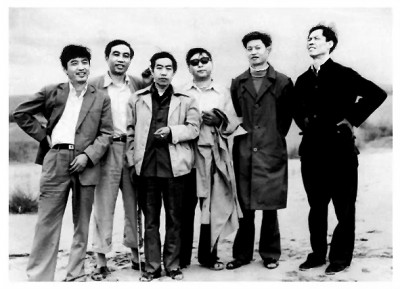 路遙（左四）與賈平凹（左三）、陳忠實(shí)（右一）等人合影，三人被稱為陜西文學(xué)界的“三駕馬車”。資料圖片