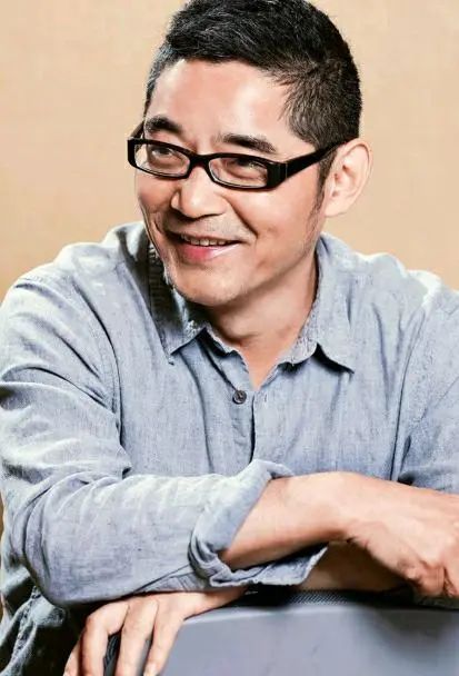 蘇童，當過教師、文學(xué)編輯、江蘇省作家協(xié)會專業(yè)作家，現(xiàn)為北京師范大學(xué)教授。主要代表作為中篇小說《妻妾成群》《紅粉》《罌粟之家》《三盞燈》長篇小說《米》《我的帝王生涯》《河岸》《黃雀記》，另有《西瓜船》《拾嬰記》《白雪豬頭》《茨菰》等百余篇短篇小說。長篇小說《河岸》獲得第三屆英仕曼亞洲文學(xué)獎（2009）和第八屆華語傳媒文學(xué)大獎（2010）。短篇小說《茨菰》獲第五屆魯迅文學(xué)獎（2010）。2011年獲得布克國際文學(xué)獎提名。2015年，長篇小說《黃雀記》獲得第九屆茅盾文學(xué)獎。