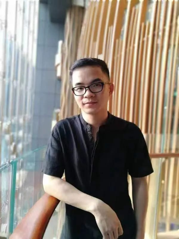 唐詩人，中國作家協(xié)會(huì)會(huì)員，廣州市文藝評(píng)論家協(xié)會(huì)理事、暨南大學(xué)文學(xué)院副教授