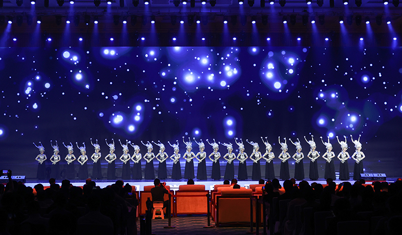 11月16日，在“2024中國文學盛典·駿馬獎之夜”上的文藝表演：苗族舞蹈《銀落舞》。