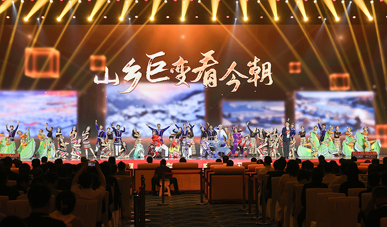 11月16日，在“2024中國文學盛典·駿馬獎之夜”上的文藝表演：情景舞蹈《山鄉(xiāng)巨變看今朝》