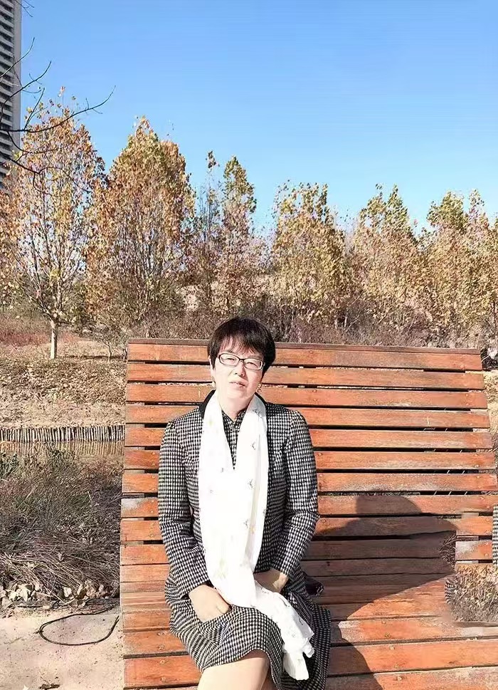 紅精靈，原名杜書紅。曾用名杜潔，舒鴻。有詩歌散見于《作品》《詩選刊》《滇池》《散文詩》《躬耕》《鄭州日報》等。寫作是一種修行，詩歌是靈魂的舞者。  