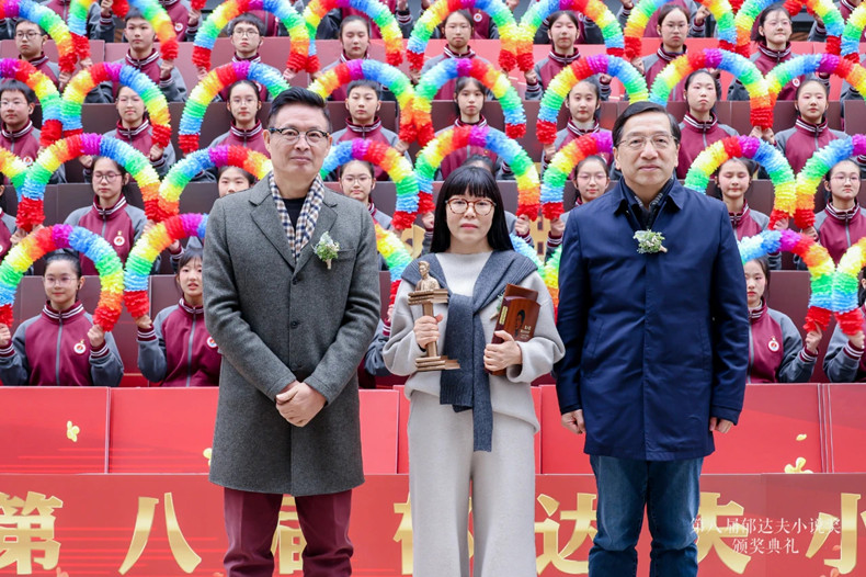 來(lái)穎杰、麥家為中篇小說(shuō)首獎(jiǎng)獲獎(jiǎng)作家楊方頒獎(jiǎng)