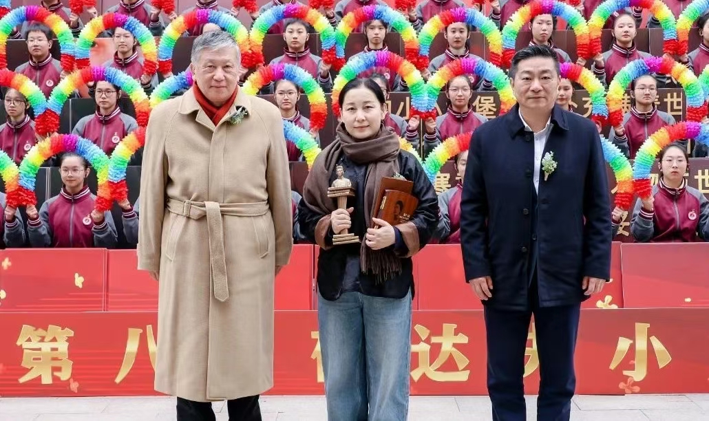 黃海峰、孫甘露為短篇小說(shuō)首獎(jiǎng)獲獎(jiǎng)作家金仁順頒獎(jiǎng)