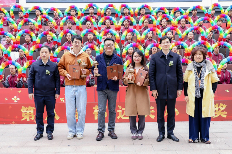 葉彤、袁敏、謝漸升為中篇小說(shuō)獎(jiǎng)獲獎(jiǎng)作家頒獎(jiǎng)