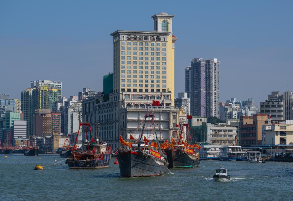 12月12日，慶祝中華人民共和國(guó)成立75周年暨澳門(mén)回歸祖國(guó)25周年、澳門(mén)漁船大巡游啟航儀式在澳門(mén)舉行。新華社發(fā)