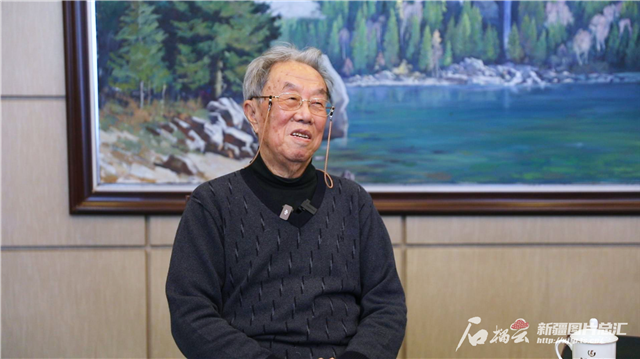 王蒙接受專訪。天山網(wǎng)-新疆日報記者 銀璐攝