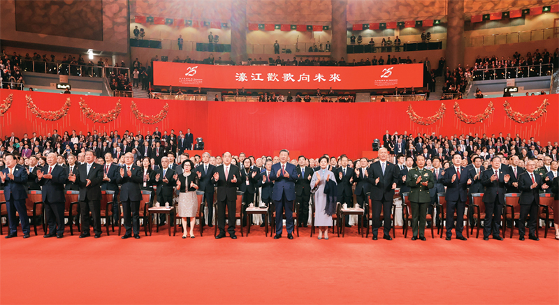 2024年12月19日晚，慶祝澳門回歸祖國25周年文藝晚會在澳門東亞運動會體育館舉行。中共中央總書記、國家主席、中央軍委主席習近平觀看演出。晚會最后，習近平同全場觀眾一起高唱《歌唱祖國》。 新華社記者 丁林/攝