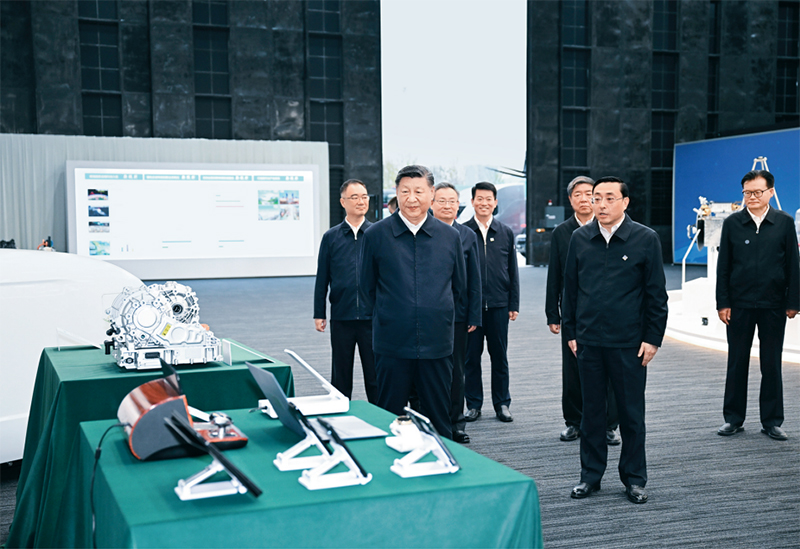 2024年10月17日至18日，中共中央總書記、國家主席、中央軍委主席習近平在安徽考察。這是17日下午，習近平在合肥濱湖科學城察看安徽省重大科技創(chuàng)新成果集中展示。 新華社記者 謝環(huán)馳/攝