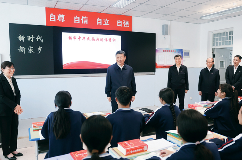 2024年6月18日至19日，中共中央總書記、國家主席、中央軍委主席習近平在青?？疾?。這是18日下午，習近平在果洛西寧民族中學高一（1）班觀摩“新時代、新家鄉(xiāng)”主題思政課。 新華社記者 鞠鵬/攝