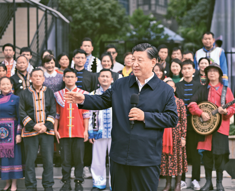 2023年12月14日至15日，中共中央總書記、國家主席、中央軍委主席習近平在廣西考察。這是14日上午，習近平在南寧市良慶區(qū)蟠龍社區(qū)考察時，同社區(qū)各族群眾親切交流。 新華社記者 燕雁/攝