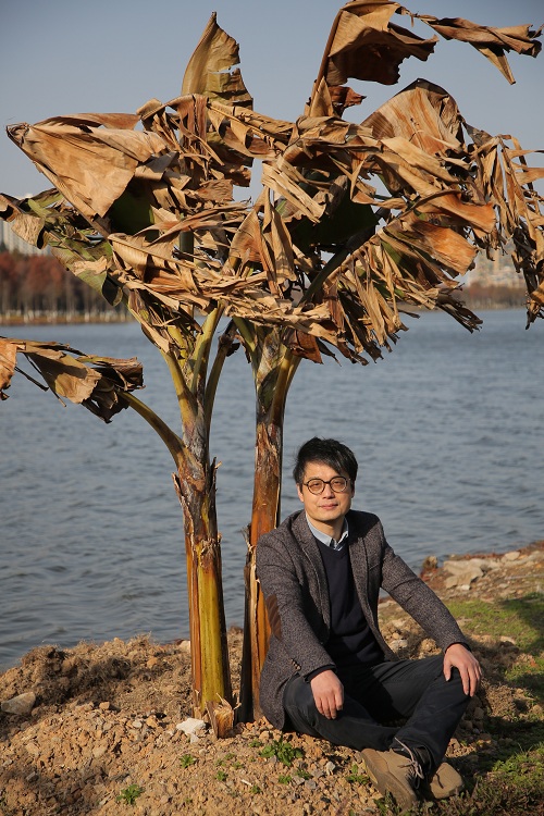 東君，70后寫作者，現(xiàn)居浙江樂清。以小說創(chuàng)作為主，兼及詩與隨筆。結(jié)集作品有《東甌小史》《某年某月某先生》《徒然先生穿過北冰洋》《面孔》《無雨燒茶》等。另著有長篇小說《浮世三記》、評論集《隱秘的回響》等。