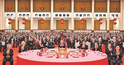 1月27日，中共中央、國務(wù)院在北京人民大會堂舉行2025年春節(jié)團(tuán)拜會。黨和國家領(lǐng)導(dǎo)人習(xí)近平、李強(qiáng)、趙樂際、王滬寧、蔡奇、丁薛祥、李希、韓正等同首都各界人士歡聚一堂、共迎佳節(jié)。新華社記者??謝環(huán)馳攝
