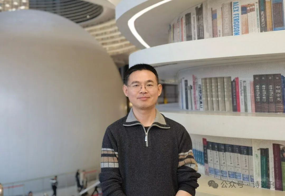 宋煜，本名宋立理，河北隆堯人，中國(guó)作家協(xié)會(huì)會(huì)員、河北省作家協(xié)會(huì)會(huì)員。曾出版長(zhǎng)篇小說(shuō)《穿越玫瑰》，詩(shī)歌散見(jiàn)于《詩(shī)刊》《星星》《揚(yáng)子江詩(shī)刊》《詩(shī)選刊》等刊物，曾入選河北文學(xué)排行榜·詩(shī)歌榜。