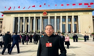 全國人大代表，貴州省文聯(lián)主席、省作協(xié)主席歐陽黔森