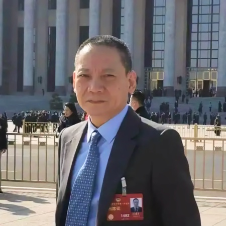 汪惠仁系全國政協(xié)委員、民進中央委員、百花文藝出版社總編輯