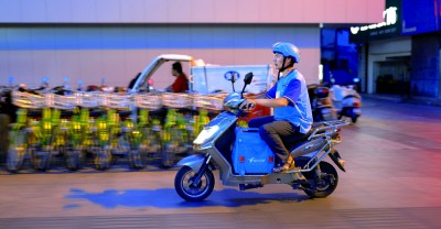 “外賣詩人”王計兵奔馳在送外賣路上。資料圖片