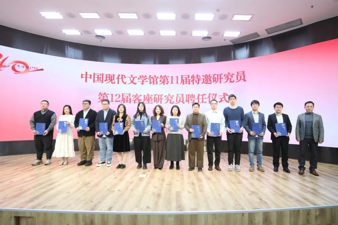 張宏森為特邀研究員頒發(fā)聘書