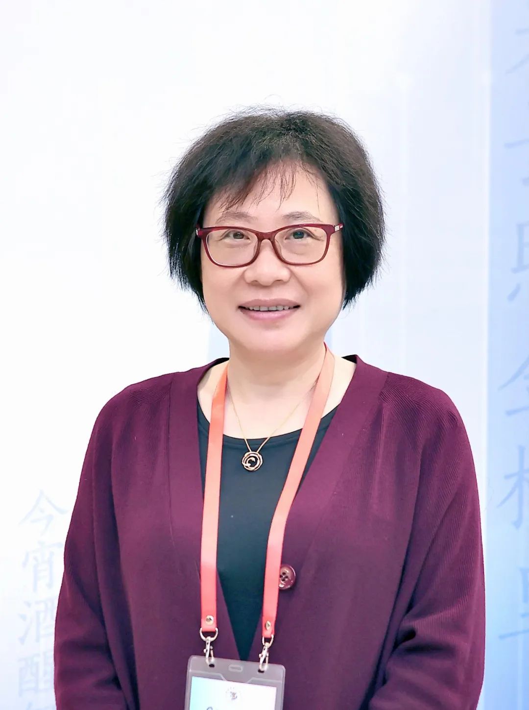 榮榮，本名褚佩榮，生于1964年，出版過多部詩集及散文隨筆集，參加過《詩刊》社第十屆青春詩會，曾獲《詩刊》《詩歌月刊》《人民文學(xué)》《北京文學(xué)》等刊物年度詩歌獎、中國作家出版集團(tuán)優(yōu)秀作家貢獻(xiàn)獎、首屆徐志摩青年詩人獎、第二屆中國女性文學(xué)獎、劉章詩歌獎、十月文學(xué)獎、全國第四屆魯迅文學(xué)獎等。