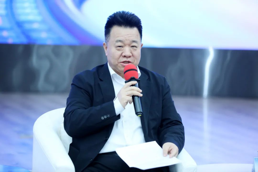 邱華棟主持“文學館暢談”并講話