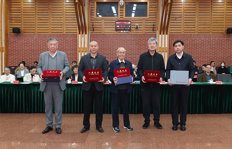 束沛德、畢飛宇、孫甘露、阿英長(zhǎng)孫錢(qián)榮毅向中國(guó)現(xiàn)代文學(xué)館捐贈(zèng)珍貴文獻(xiàn)，王軍接受捐贈(zèng)