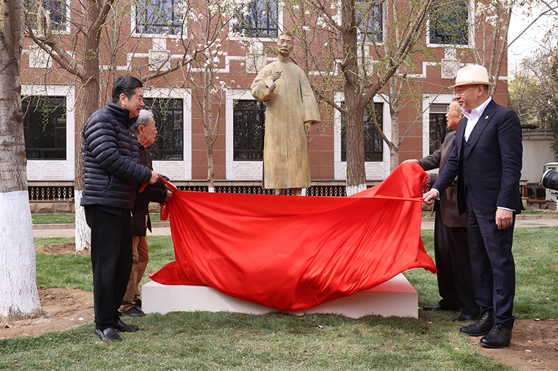 王蒙、陳建功、李象群、周令飛共同為魯迅新塑像揭幕