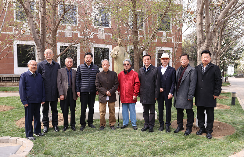 與會嘉賓同魯迅新塑像合影留念