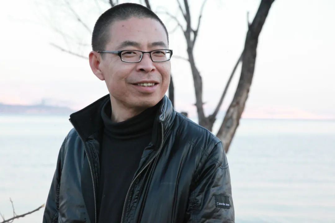 李亞偉，1963年出生于重慶市酉陽縣。創(chuàng)作過《男人的詩》《醉酒的詩》《空虛的詩》《航海志》《野馬與塵?！贰逗游髯呃仁闱椤返乳L詩和組詩，出版有詩集《豪豬的詩篇》《紅色歲月》《酒中的窗戶》《我在雙魚座上給你寫信》以及文論集《詩歌與先鋒》、文化隨筆《人間宋詞》等；獲第四屆華語文學(xué)傳媒2005年度詩人獎、第一屆魯迅文化獎年度詩歌獎、首屆屈原詩歌金獎等。