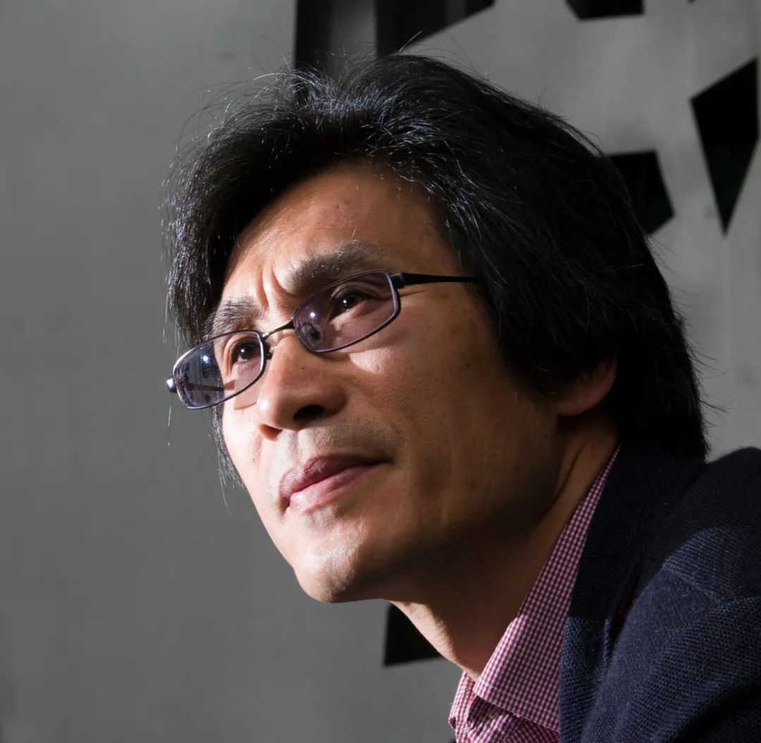 樹才，原名陳樹才。詩人、翻譯家。浙江寧波人。現(xiàn)供職于中國社會科學(xué)院外國文學(xué)研究所。已出版詩集、譯詩集二十余部。曾獲“徐志摩詩歌獎”、“李叔同國際詩歌獎”等。2008年獲法國政府頒發(fā)的“教育騎士”勛章，2023年又獲“藝術(shù)和文學(xué)騎士”勛章。