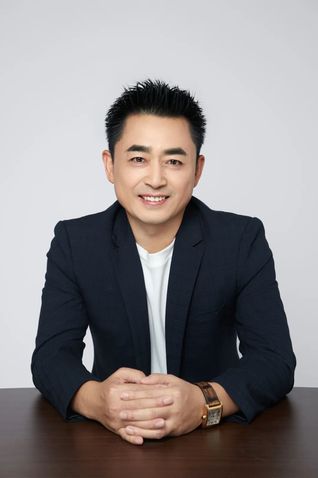 王峰，中國作家協(xié)會會員，中國詩歌學(xué)會會員?，F(xiàn)為波音客機(jī)資深機(jī)長。曾獲第六屆泰山文藝獎，第二屆艾青詩歌獎。詩作發(fā)表于《人民文學(xué)》《詩刊》《十月》《作品》《詩歌月刊》《星星》《草堂》《鐘山》。出版詩集《三萬英尺》《睡在溪邊的魚》《天際線》《下垂的時間》。