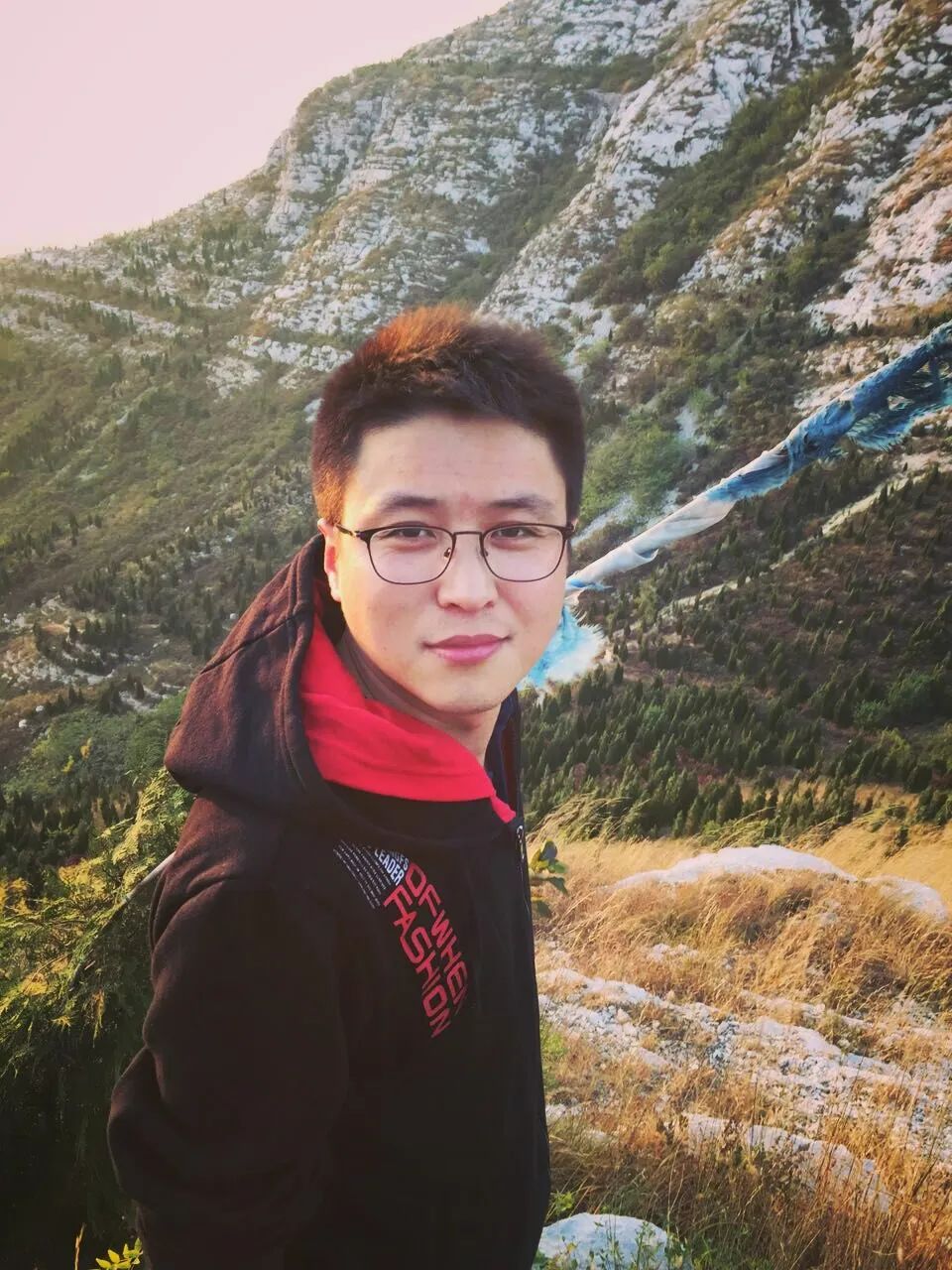 王二冬，男，1990年生于山東無棣，現(xiàn)居北京，快遞行業(yè)從業(yè)者。中國作家協(xié)會會員、新工業(yè)詩歌代表詩人、山東省作協(xié)簽約作家。參加《詩刊》社第36屆青春詩會、首屆國際青春詩會，著有詩集《東河西營》《快遞中國》等三部。