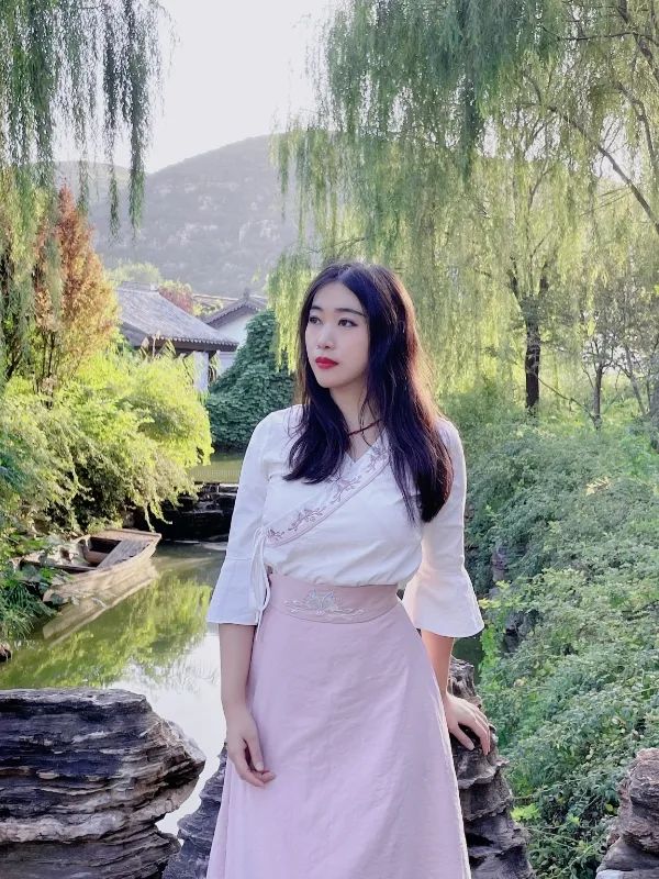 楊碧薇，中央民族大學(xué)文學(xué)博士，北京大學(xué)藝術(shù)學(xué)博士后。中國作家協(xié)會會員，中國文藝評論家協(xié)會會員。學(xué)術(shù)研究涉及文學(xué)、搖滾、民謠、電影、攝影、裝置等。出版《下南洋》《去火星旅行》等詩集、散文集、學(xué)術(shù)批評集等多部。主講個人網(wǎng)課《由淺入深讀懂漢語新詩》入駐騰訊視頻。