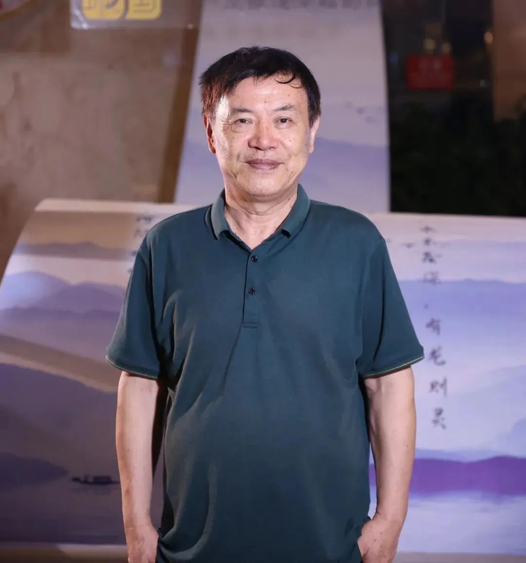 陸健，中國傳媒大學(xué)教授，中國詩歌學(xué)會常務(wù)理事。20世紀(jì)80年代初開始發(fā)表作品，先后創(chuàng)作發(fā)表詩歌、散文、評論等作品近千件，出版《窗戶嘹亮的聲音》《名城之門》等詩集與文藝評論集近30部，逐步形成了“紀(jì)實(shí)性詩歌”的寫作風(fēng)格。