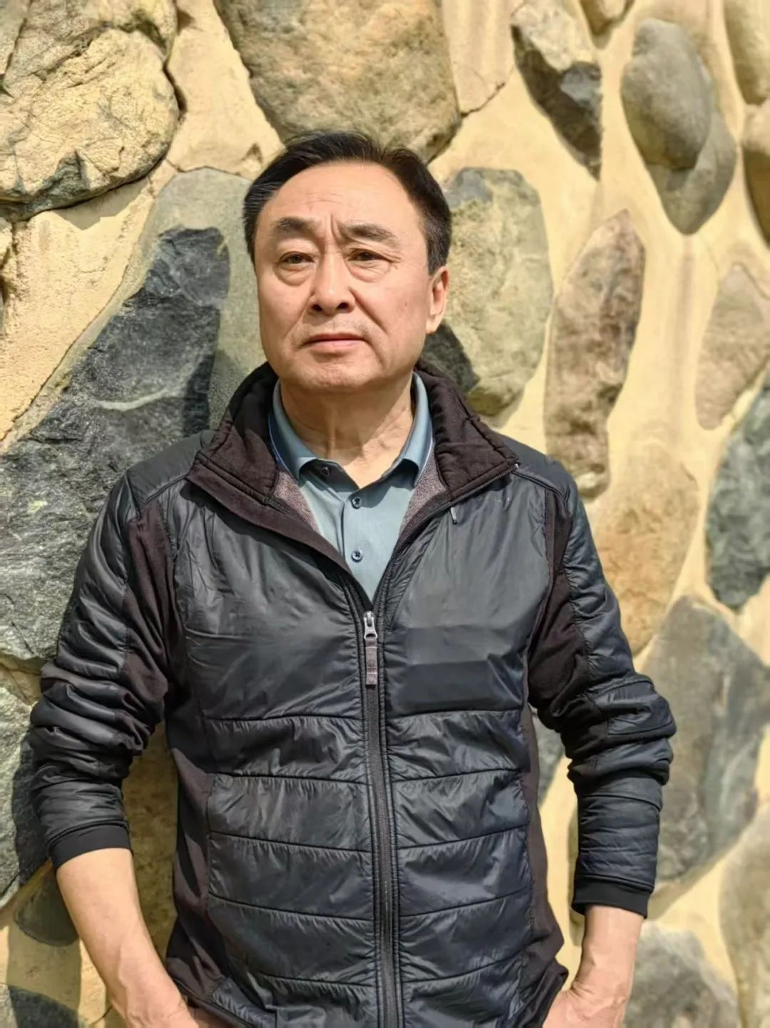 王學(xué)芯，出生在北京，長在無錫。中國作家協(xié)會會員，中國詩歌學(xué)會理事。參加第十屆青春詩會。獲郭沫若詩歌獎、十月文學(xué)獎、鍾山文學(xué)獎、《作家》第三屆詩歌獎、《星星》詩歌獎、紫金山文學(xué)獎、中國第五屆長詩獎，部分詩歌譯介國外。出版《雙唇》《這里那里》《天上的草原》《飛塵》《遷變》《老人院》《光域里》等15部詩集。