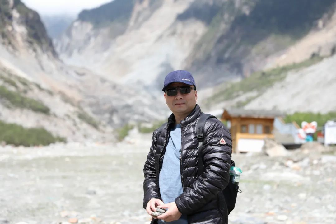 俞敏，筆名肅其羽，浙江杭州人?，F(xiàn)為浙江省杭州市市場監(jiān)管局二級巡視員。八十年代中期開始寫詩?，F(xiàn)為浙江省作協(xié)會員、中國詩歌學(xué)會會員。有作品刊發(fā)在《詩刊》《星星》《詩選刊》《詩歌月刋》《綠風(fēng)》《詩林》《詩潮》等。出版?zhèn)€人詩集《隱匿的星辰》《越過山頂?shù)奶枴贰堵愤^不確定的時間》三部。曾獲第八屆李白杯全國詩歌大賽三等獎等獎項(xiàng)。