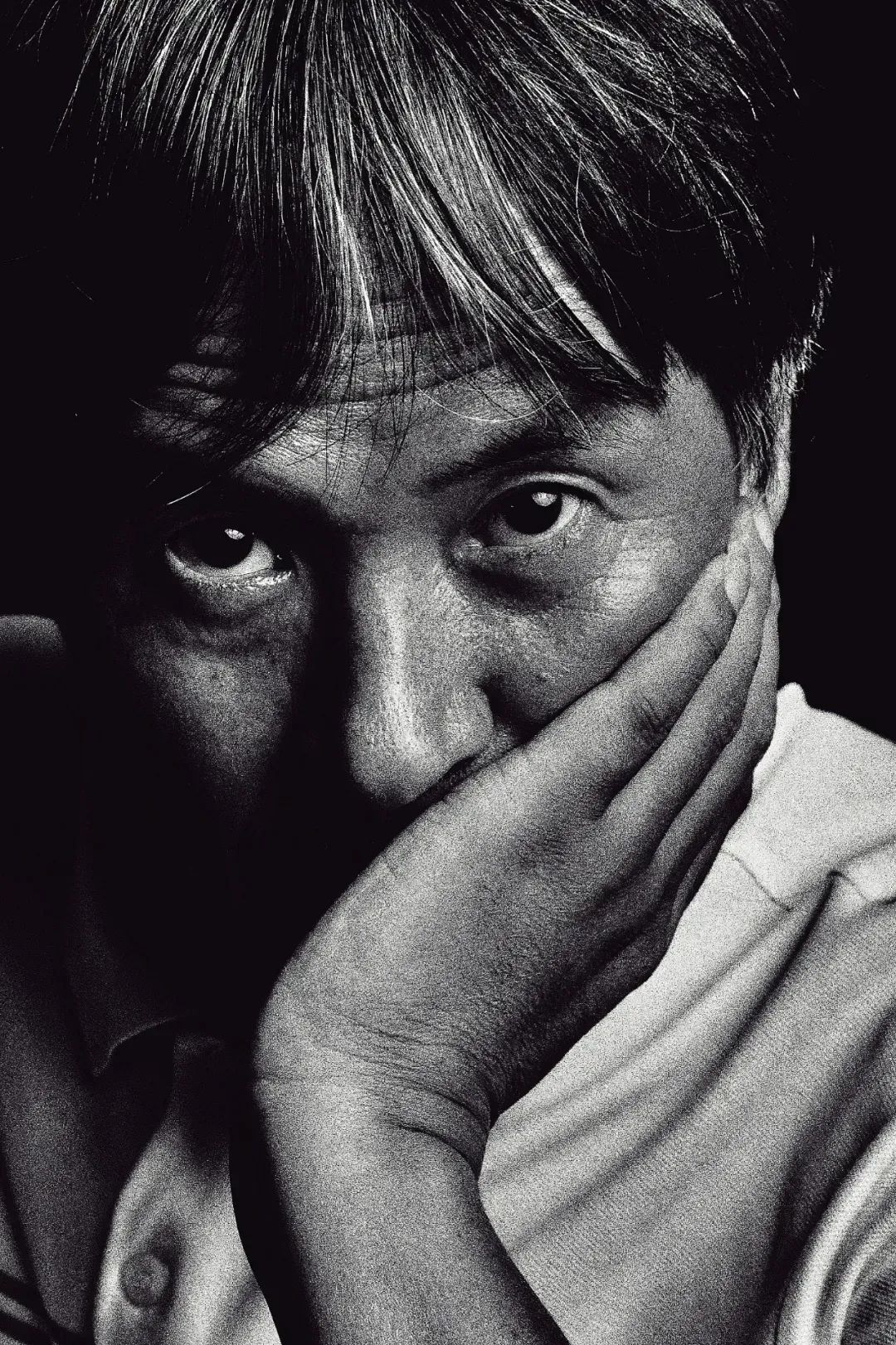 蔣立波，又名陳家農(nóng)，出生于浙江嵊州。著有《聽力測試》《迷霧與索引》《呼吸練習(xí)》等多部詩集。歷獲柔剛詩歌獎、《人民文學(xué)》青春中國詩歌獎、揚(yáng)子江詩學(xué)獎、突圍年度詩人獎等獎項(xiàng)。現(xiàn)居杭州遠(yuǎn)郊。