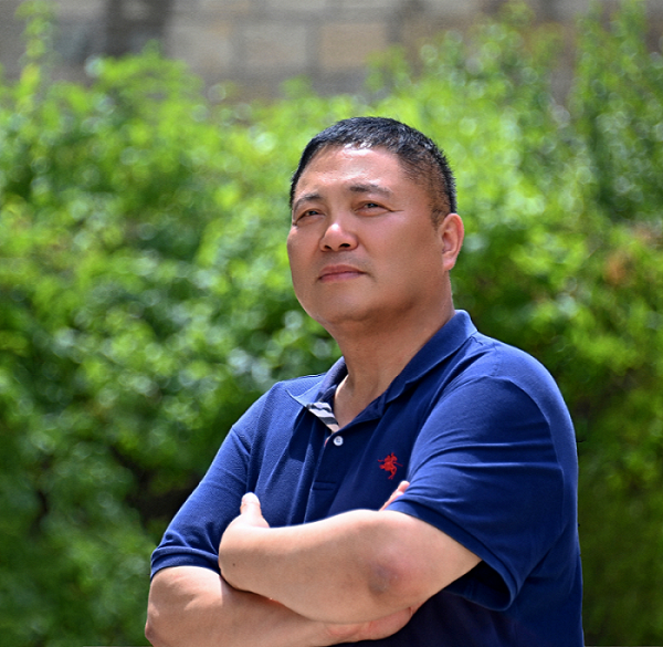 葉德慶，中國作家協(xié)會會員。出版詩集《人間論》《天際流》等五部書籍。作品發(fā)表于《人民文學(xué)》《十月》《詩刊》等。