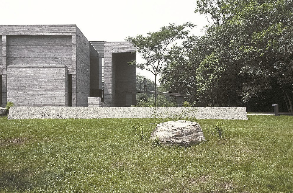 鹿野苑石刻藝術(shù)博物館清水混凝土墻的在地處理技藝，不僅成為“低技策略”的具體運(yùn)用，更構(gòu)成了2000年初期國(guó)內(nèi)建筑學(xué)界關(guān)于“建構(gòu)”理論之爭(zhēng)鳴的重要個(gè)案。（攝影：畢克儉）