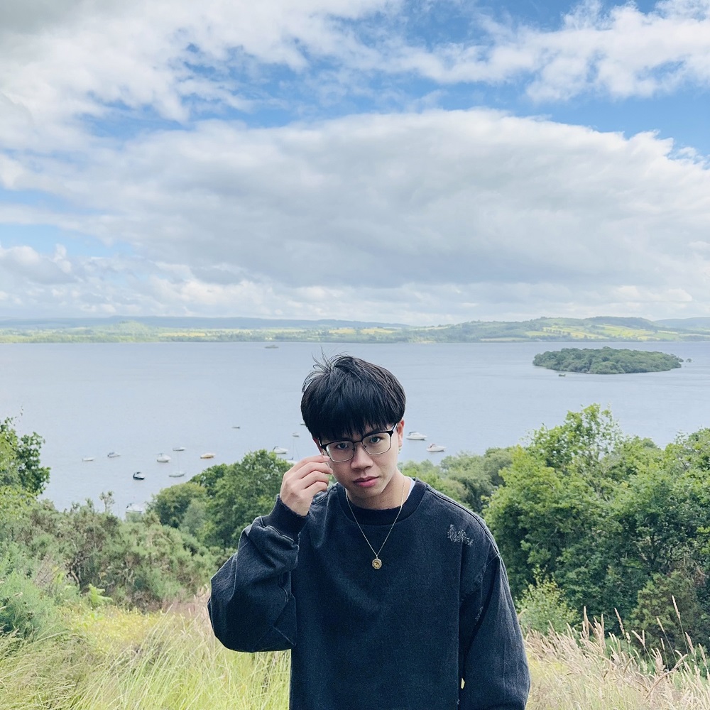 周于旸，1996年生，江蘇蘇州人，已出版小說集《馬孔多在下雨》《招搖過?！?。有作品發(fā)表于《人民文學》《十月》《北京文學》《小說界》等刊物，有作品入選收獲文學榜、城市文學排行榜，曾獲“鐘山之星”文學獎，小說集《馬孔多在下雨》入圍第五屆寶珀理想國文學獎決選名單。