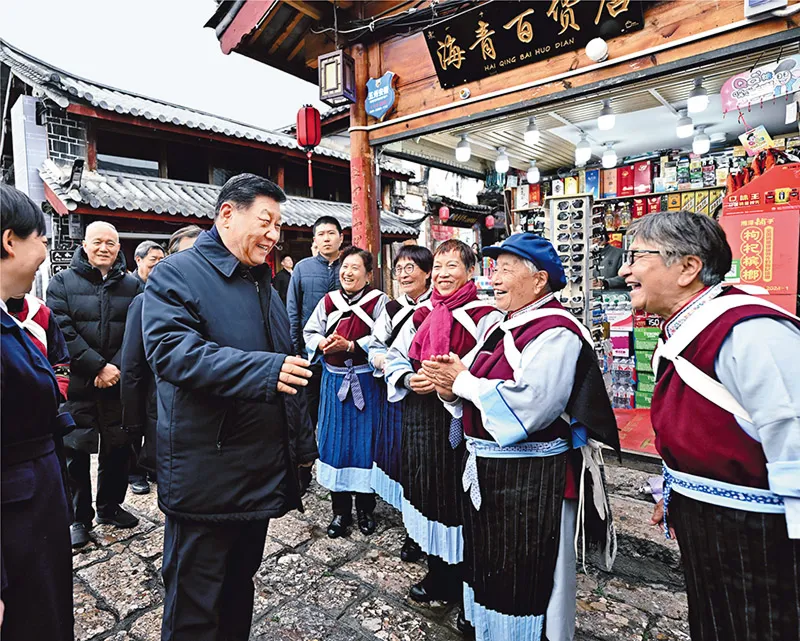 2025年3月19日至20日，中共中央總書(shū)記、國(guó)家主席、中央軍委主席習(xí)近平在云南考察。這是19日下午，習(xí)近平在麗江古城考察時(shí)，與當(dāng)?shù)鼐用裼H切交流。 新華社記者 燕雁/攝